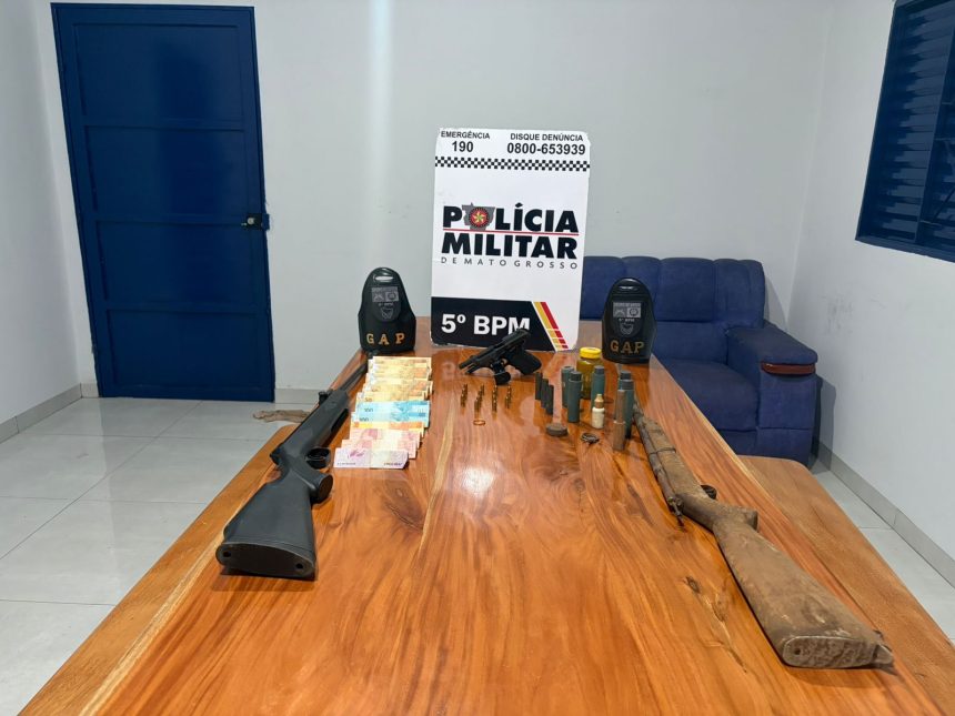 Pistola, espingardas e munições apreendidas em operação policial na zona rural de Pedra Preta.