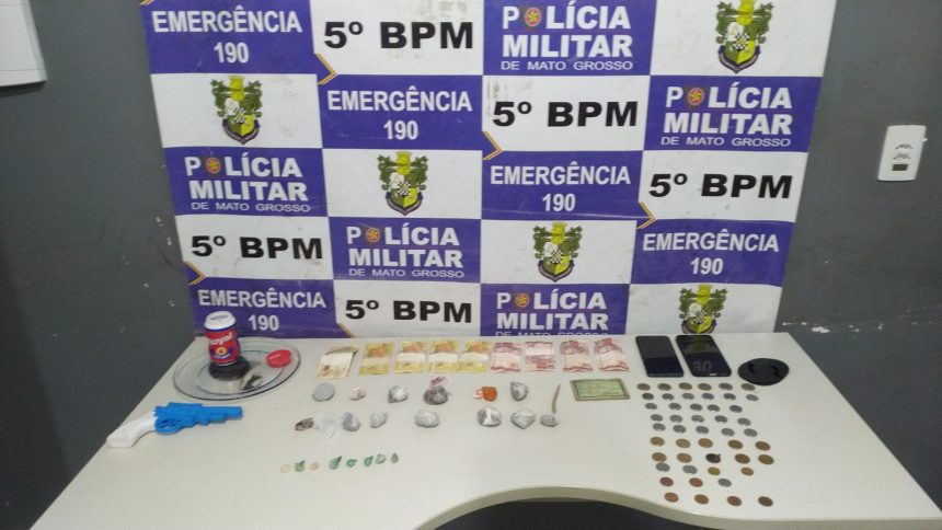 Policiais militares em operação apreendem porções de maconha e pasta base, dinheiro e apetrechos de tráfico em um bar na Vila Poroxo, Rondonópolis.