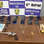 M prende dupla por roubo a estabelecimento comercial em Rondonópolis. Criminosos exigiram PIX de R$ 18 mil e mantiveram reféns no Centro.