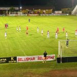 Vista interna do Estádio Luthero Lopes com as cores do União Esporte Clube em dia de jogo.