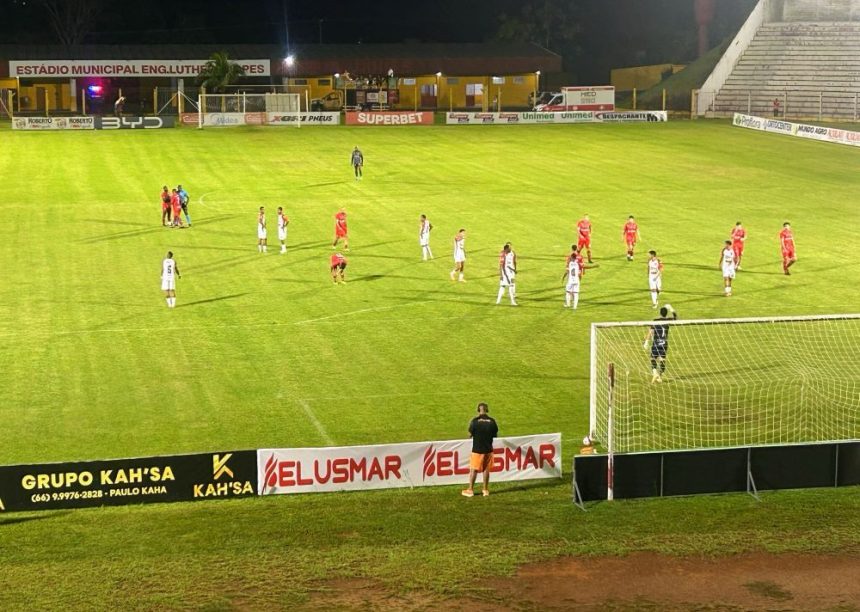 Vista interna do Estádio Luthero Lopes com as cores do União Esporte Clube em dia de jogo.