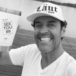 Foto do influenciador digital Henrique Maderite sorrindo, conhecido pelo bordão "Quem fez, fez".