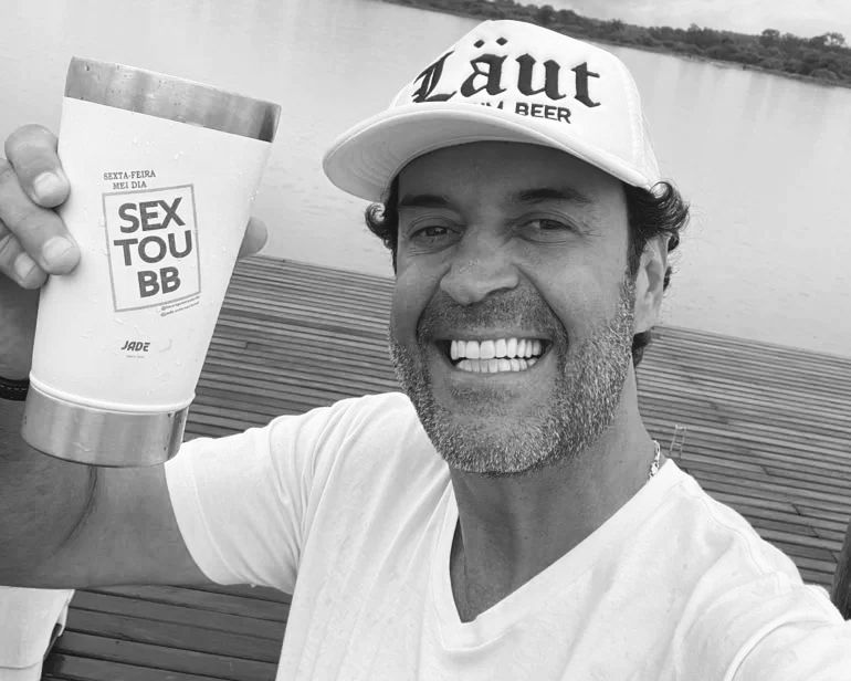 Foto do influenciador digital Henrique Maderite sorrindo, conhecido pelo bordão "Quem fez, fez".