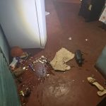 A Polícia Militar detém homem em Rondonópolis após agressões verbais e destruição de objetos na casa da mãe no bairro Pedra 90.