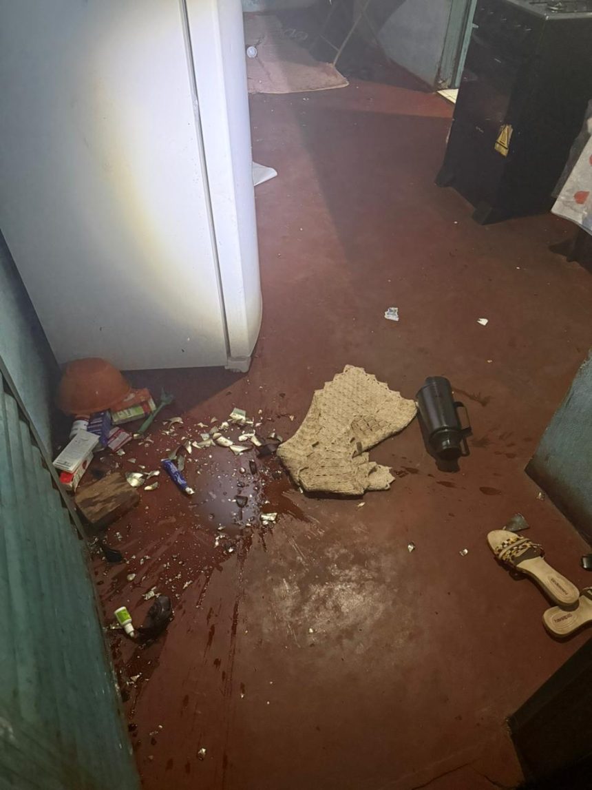 A Polícia Militar detém homem em Rondonópolis após agressões verbais e destruição de objetos na casa da mãe no bairro Pedra 90.