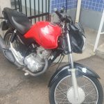 Um motociclista sem capacete é preso por embriaguez e direção perigosa após fugir da PM no Residencial Buriti, em Rondonópolis.