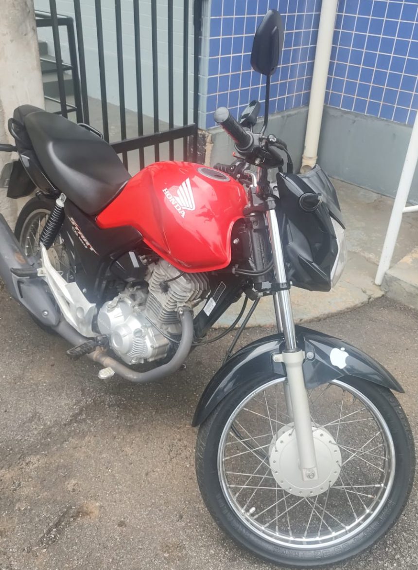 Um motociclista sem capacete é preso por embriaguez e direção perigosa após fugir da PM no Residencial Buriti, em Rondonópolis.