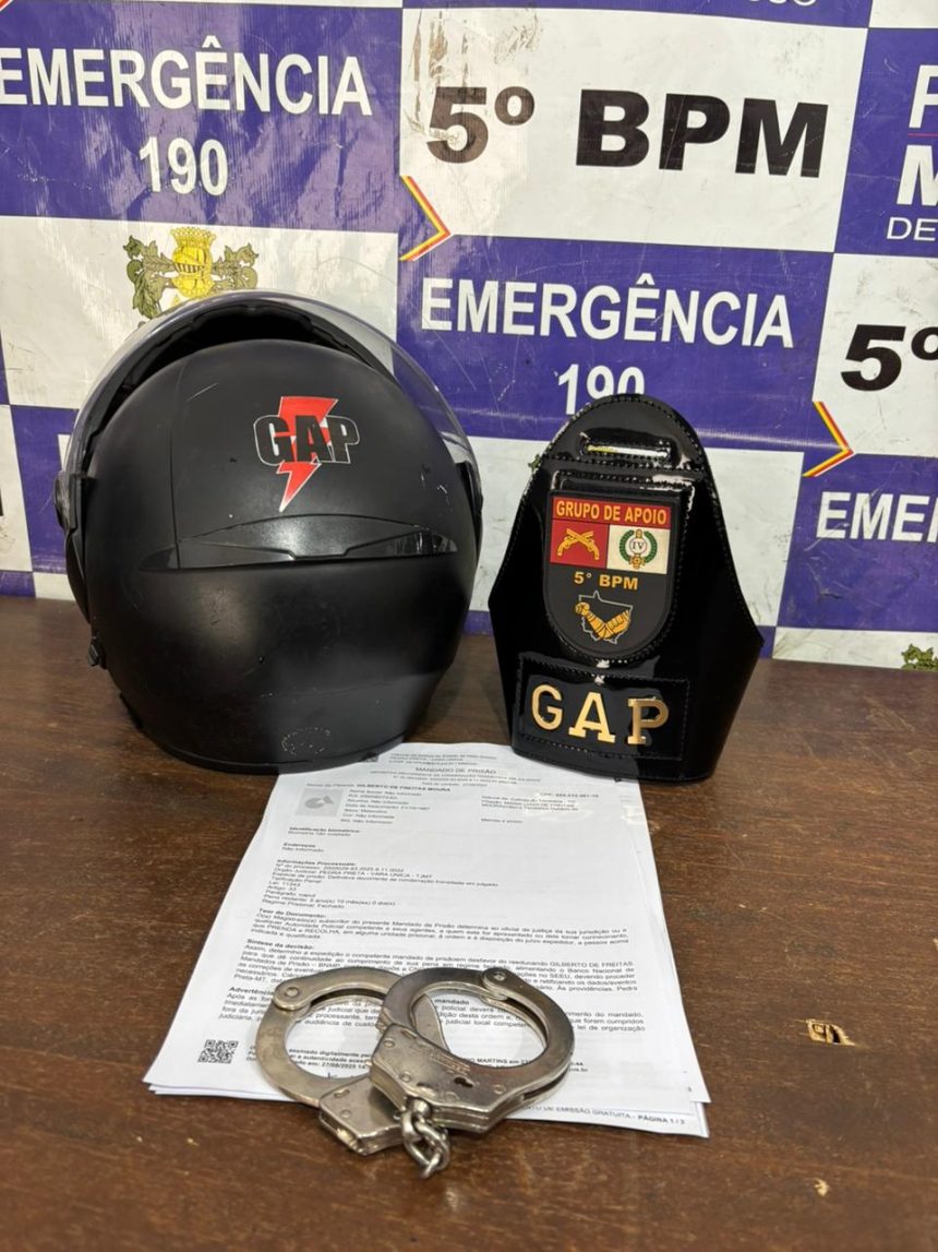 A Polícia Militar efetuou uma prisão por mandado em Rondonópolis nesta segunda-feira (09). O suspeito era procurado pela Justiça de Pedra Preta.