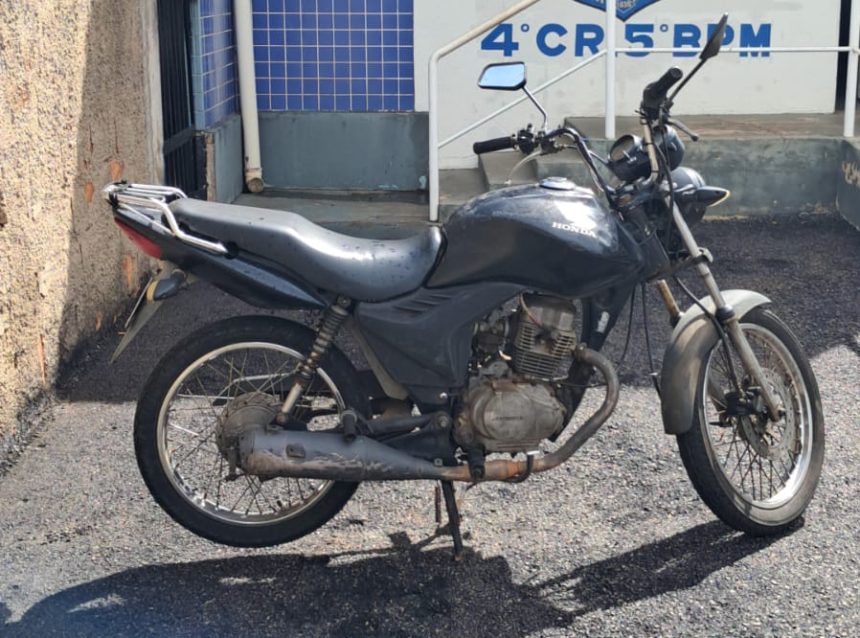Motocicleta roubada apreendida pela Polícia Militar no Distrito Industrial de Rondonópolis, MT