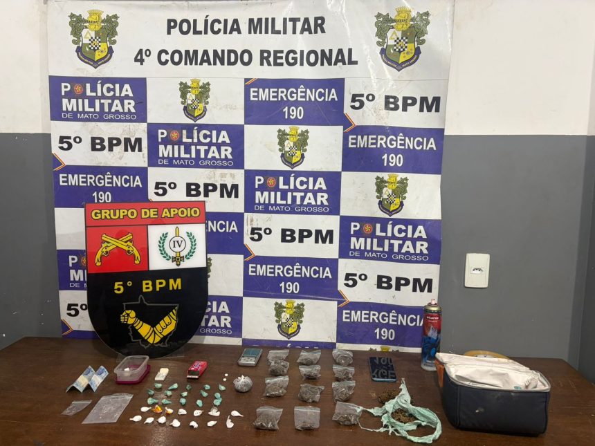 Porções de maconha e cocaína apreendidas pela Polícia Militar sobre uma mesa.