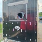 A Polícia Militar efetuou a prisão de um homem por furto e dano em uma sorveteria no Cais, em Rondonópolis, após resistência e desacato à equipe.