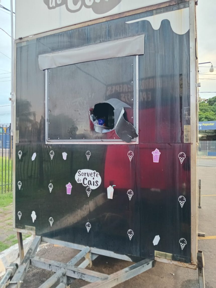 A Polícia Militar efetuou a prisão de um homem por furto e dano em uma sorveteria no Cais, em Rondonópolis, após resistência e desacato à equipe.