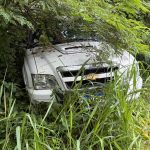 Caminhonete Chevrolet S10 branca recuperada pela Polícia Militar em área de mata em Rondonópolis.