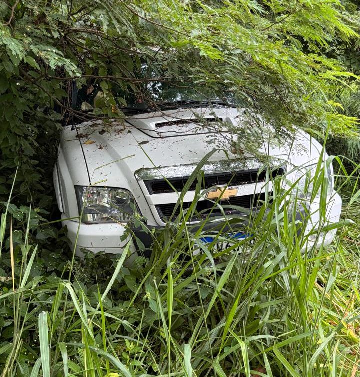 Caminhonete Chevrolet S10 branca recuperada pela Polícia Militar em área de mata em Rondonópolis.