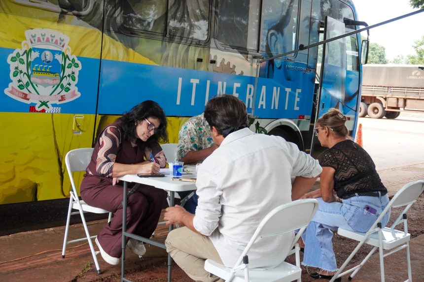 Vereadores de Rondonópolis atendem moradores do distrito da Boa Vista durante evento da Câmara Itinerante.