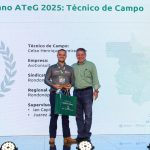 O técnico Celso Henrique Pereira Lima recebe troféu ao lado de Vilmondes Tomain, presidente do Sistema Famato.