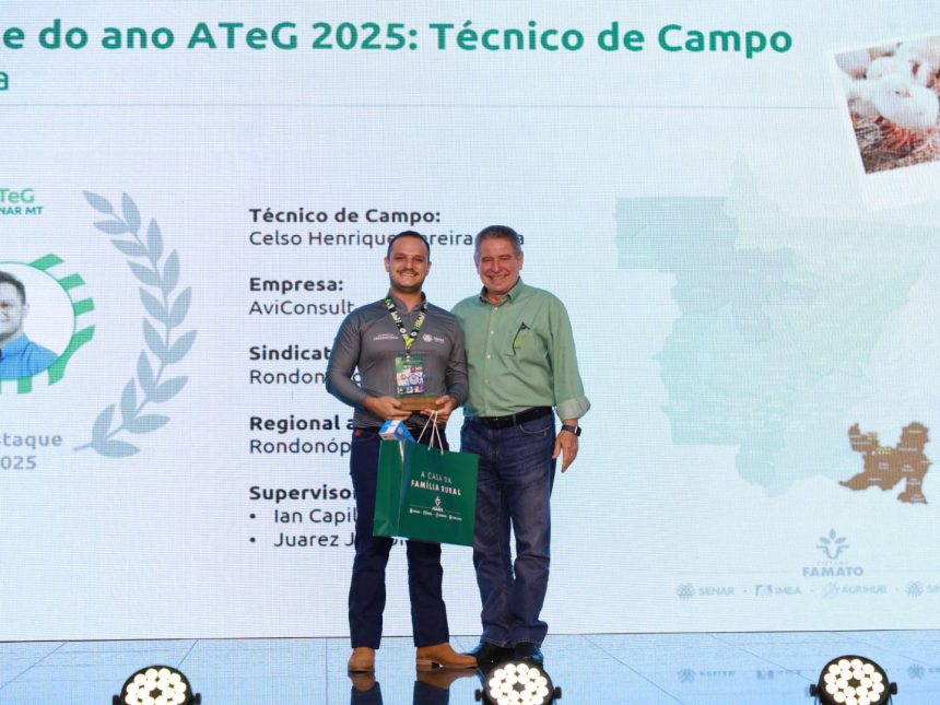 O técnico Celso Henrique Pereira Lima recebe troféu ao lado de Vilmondes Tomain, presidente do Sistema Famato.