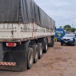 PM apreende carreta com adulteração de sinal identificador de veículo na BR-364, em Rondonópolis, após alerta de sistema de monitoramento.