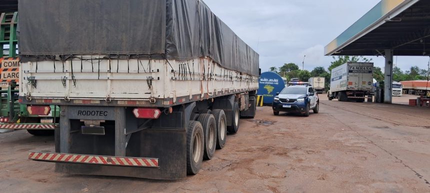 PM apreende carreta com adulteração de sinal identificador de veículo na BR-364, em Rondonópolis, após alerta de sistema de monitoramento.