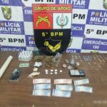 PM desarticula ponto de tráfico de drogas em Rondonópolis no bairro Rui Barbosa durante a Operação Tolerância Zero. Drogas e materiais apreendidos.