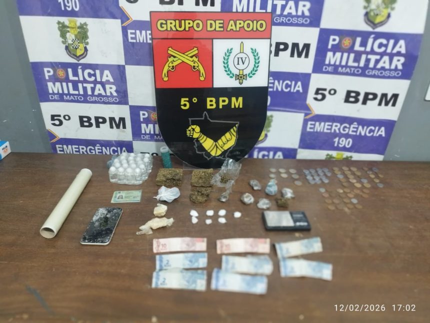 PM desarticula ponto de tráfico de drogas em Rondonópolis no bairro Rui Barbosa durante a Operação Tolerância Zero. Drogas e materiais apreendidos.