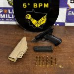 A Polícia Militar efetuou a prisão de um homem por porte de arma de uso restrito após denúncia em pizzaria no centro de Rondonópolis.