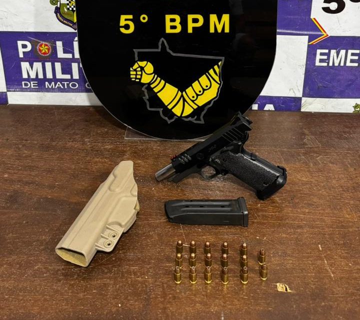 A Polícia Militar efetuou a prisão de um homem por porte de arma de uso restrito após denúncia em pizzaria no centro de Rondonópolis.