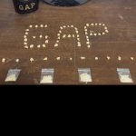 Polícia Militar prende mulher com 68 porções de pasta base por tráfico ilícito de drogas no Jardim Luz D'Iara, em Rondonópolis.