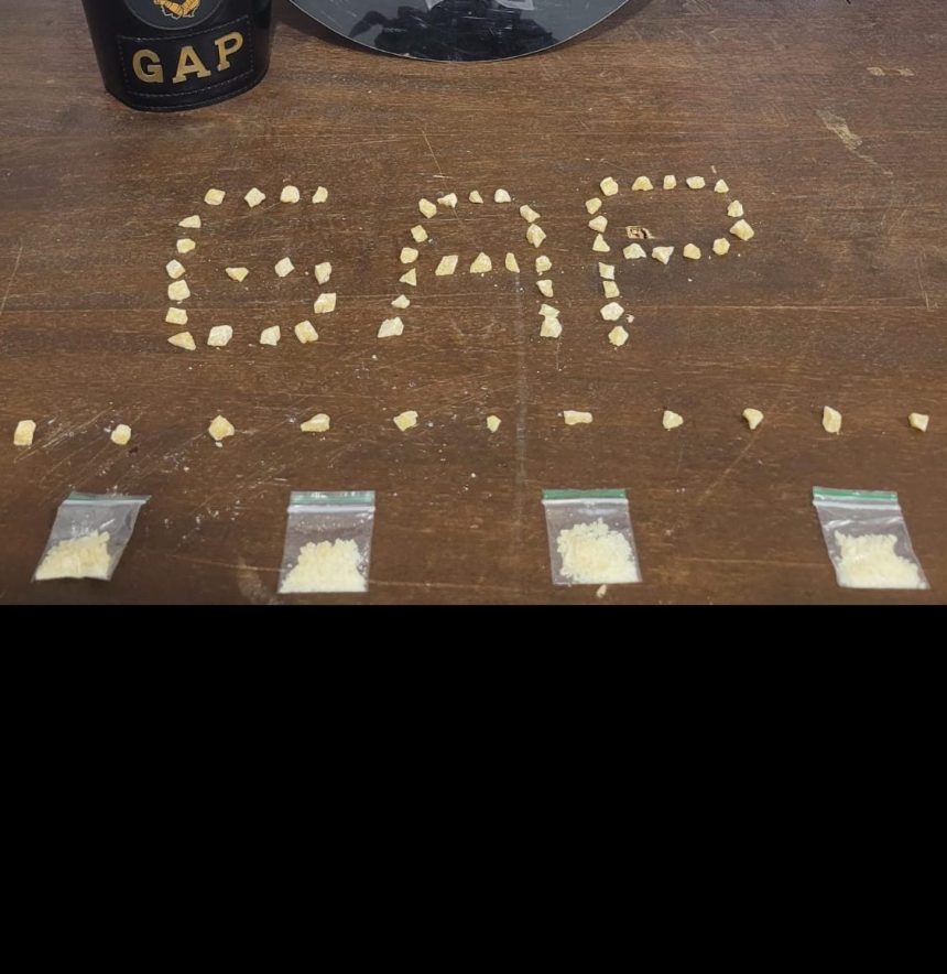 Polícia Militar prende mulher com 68 porções de pasta base por tráfico ilícito de drogas no Jardim Luz D'Iara, em Rondonópolis.