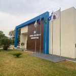 A Câmara Municipal de Rondonópolis aprovou a licença de três vereadores por 121 dias. Suplentes assumem as vagas a partir de março de 2026.