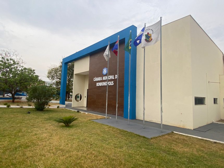 A Câmara Municipal de Rondonópolis aprovou a licença de três vereadores por 121 dias. Suplentes assumem as vagas a partir de março de 2026.