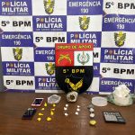 Homem é preso por tráfico de drogas no Bairro Paiaguás após denúncia. PM apreendeu cocaína, skank e balança de precisão enterrada.