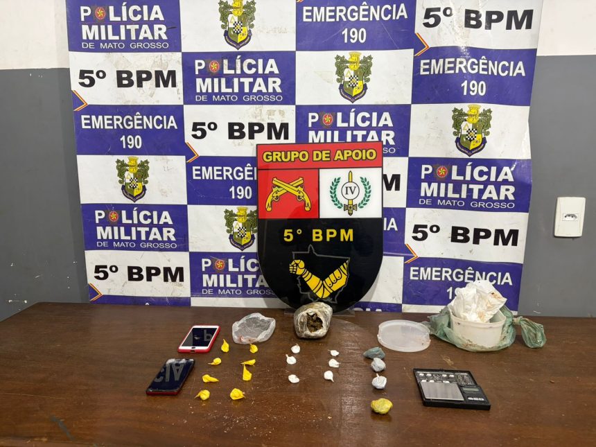 Homem é preso por tráfico de drogas no Bairro Paiaguás após denúncia. PM apreendeu cocaína, skank e balança de precisão enterrada.