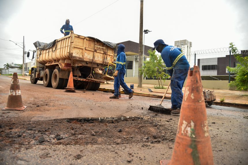 Prefeitura realiza operação tapa-buracos em avenidas principais de Rondonópolis para recuperar vias danificadas pelas fortes chuvas.