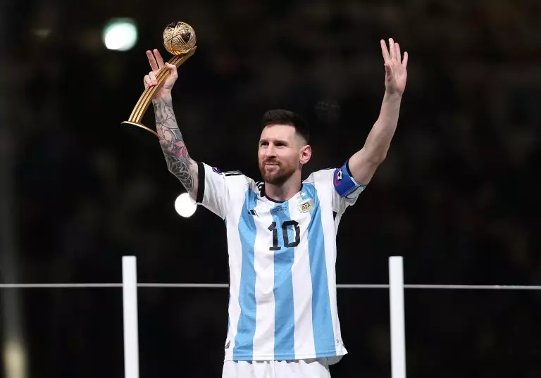 Victor Font projeta o retorno de Lionel Messi ao clube Barcelona para 2026. Candidato propõe aposentadoria em campo e cargo de honra para o ídolo.