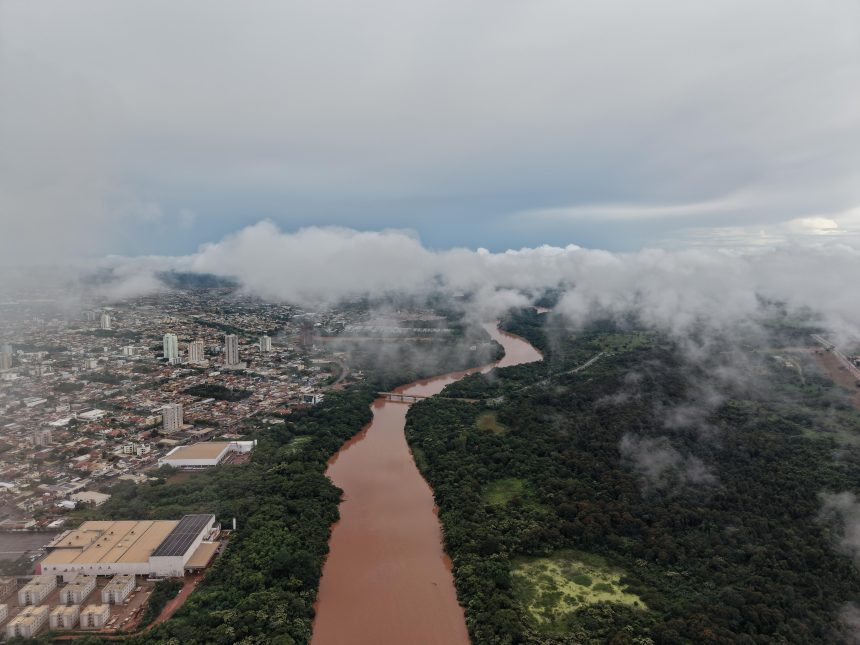 A Defesa Civil monitora o nível do Rio Vermelho em Rondonópolis após medição de 3,04 metros e previsão de chuvas intensas na região.