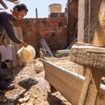 Agente de endemias realiza fiscalização e combate ao mosquito da dengue em área urbana de Rondonópolis.