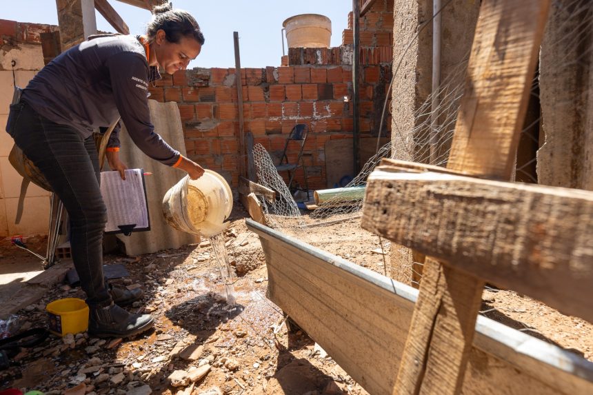 Agente de endemias realiza fiscalização e combate ao mosquito da dengue em área urbana de Rondonópolis.