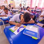 Prefeito de Rondonópolis assinando documentos e discutindo melhorias para a gestão escolar no município.