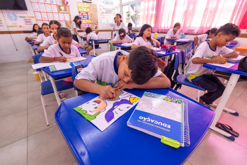Prefeito de Rondonópolis assinando documentos e discutindo melhorias para a gestão escolar no município.