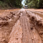 Trecho sem asfalto da rodovia BR-174 com buracos e lama entre Juína e Vilhena.