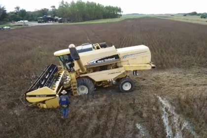 O excesso de chuvas em Marcelândia trava a colheita da soja e o plantio do milho, gerando prejuízos de R$ 1,8 mil por hectare em Mato Grosso.