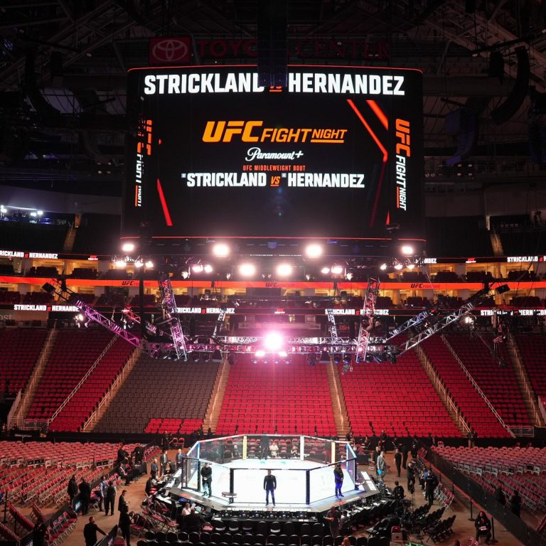 Sean Strickland venceu Anthony Hernandez por nocaute técnico no UFC Houston. Brasileiros Melk Costa e Michel Pereira também garantiram vitórias.