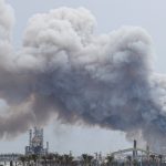 O Irã lançou mísseis contra Israel e países do Golfo, atingindo uma refinaria no Bahrein. O conflito já soma mais de 1.200 mortos.