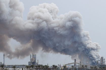 O Irã lançou mísseis contra Israel e países do Golfo, atingindo uma refinaria no Bahrein. O conflito já soma mais de 1.200 mortos.
