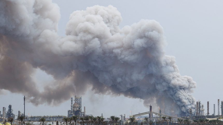 O Irã lançou mísseis contra Israel e países do Golfo, atingindo uma refinaria no Bahrein. O conflito já soma mais de 1.200 mortos.