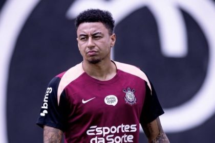 jesse-lingard-e-flagrado-em-momento-inusitado-em-favela-de-sao-paulo;-confira