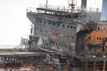 petroleiros-pegam-fogo-no-iraque-apos-ataques-e-levam-a-fechamento-de-portos
