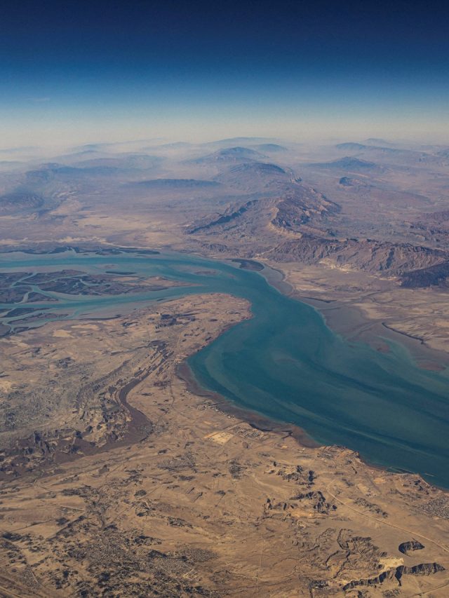 ira-diz-permitir-passagem-de-alguns-navios-em-ormuz-e-ameaca-barrar-aliados-aos-eua