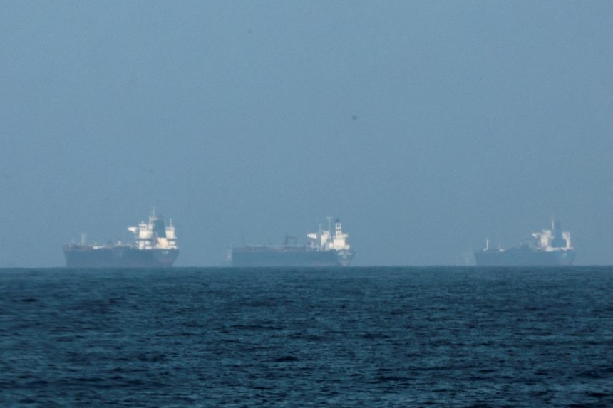 dados-de-trafego-mostram-que-15-navios-transitaram-pelo-estreito-de-ormuz-em-3-dias